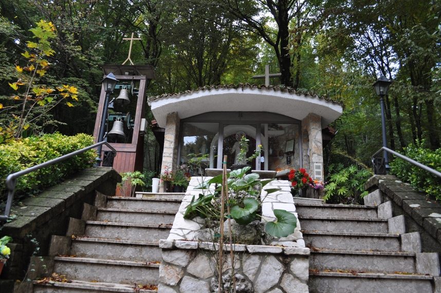 Giuseppe Moscati's aedicule, Pozzillo resort, Serino, Italy (2).jpg